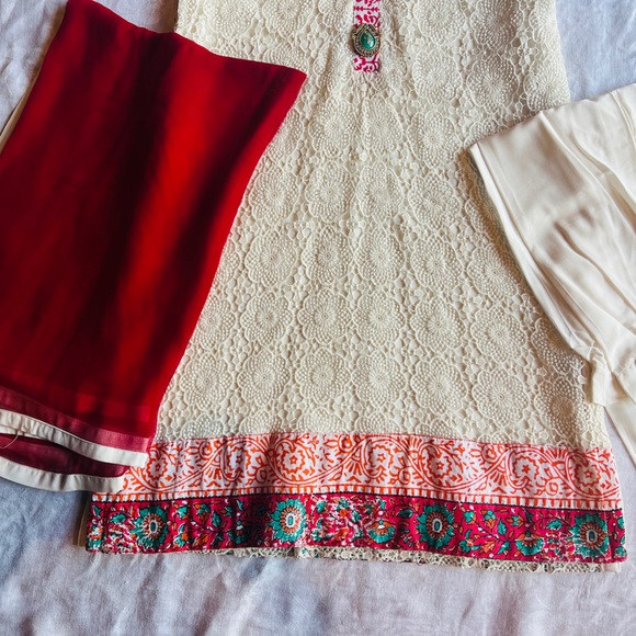 White Threadnet with Red and Blue detailing and Keyhole back detailing - Picture 3 of 6